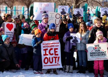 GOLONGAN ibu bapa dan pelajar sekolah menyertai protes aman selepas menghadiri sidang media anjuran kumpulan Minneapolis Families for Public Schools di Minneapolis, Minnesota.-AFP