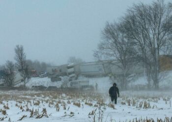 LEBIH 100 buah lori dan kereta terkandas akibat kemalangan di lebuhraya I-196 berhampiran Zeeland di barat Michigan.-AFP