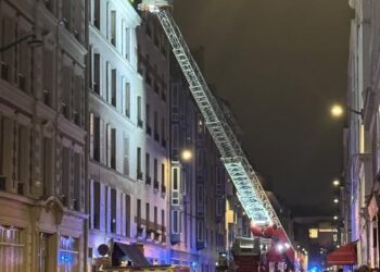 PASUKAN bomba memeriksa struktur lantai tingkat empat apartmen yang runtuh di Rue Amelot, daerah ke-11 Paris, Perancis.-AGENSI