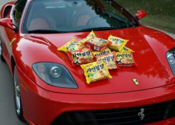 TREND menayangkan kereta mewah bersama mi segera menerima kecaman warganet di Korea Selatan.-AGENSI