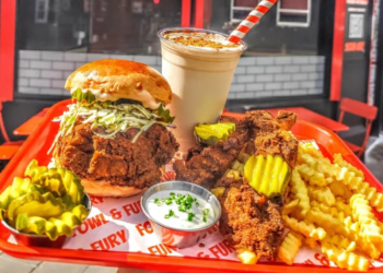 PERNIAGAAN kecil tertekan dengan taktik jenama restoran raitaian terkemuka menyamar di aplikasi penghantaran makanan untuk menarik pelanggan.-AGENSI