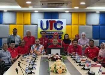 ROZABIL Abd. Rahman (tengah) bergambar bersama barisan kepemimpinan UMNO Perlis selepas Mesyuarat Perhubungan UMNO negeri di Kangar, Perlis hari ini.-UTUSAN/MOHD. HAFIZ ABD. MUTALIB