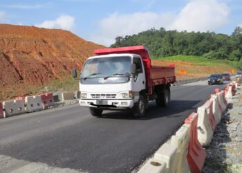 SEBUAH lori melalui jalan yang baharu dibaiki di kawasan projek Lingkaran Tengah Utama di Jalan Gua Musang-Kuala Lipis berhampiran Kampung Lepan Jaya, Gua Musang, Kelantan.