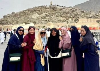 Putri Qisya Nur Izzat Mohamad Azim (empat dari kanan) ketika menunaikan umrah pada Disember tahun lepas.
