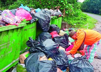 ISMAIL Ahmad sedang menyelongkar tong sampah bagi mencari barang terpakai untuk dijual di Kampung Sungai Putat di Jerantut, Pahang. – mingguan/HARIS FADILAH AHMAD