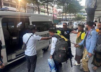 SEBAHAGIAN warga asing yang ditahan dalam operasi Jabatan Imigresen Malaysia di sebuah pangsapuri perkhidmatan di Taman Maluri, Kuala Lumpur baru-baru ini