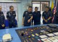 AHMAD  Mohsin Md. Rodi (tiga dari kiri) menunjukkan antara barangan yang dirampas menerusi penahanan 11 suspek dipercayai anggota Geng Rahim Burma pada sidang akhbar di IPD Arau, Perlis, hari ini. -UTUSAN/ASYRAF MUHAMMAD