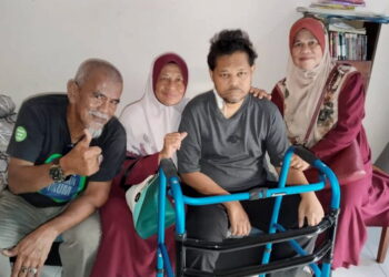 ISHAMRIZULL Ismail (dua dari kanan) kelihatan tidak bermaya ketika dikunjungi ibu dan bapa saudaranya di Kampung Serambi di Pekan, Pahang.