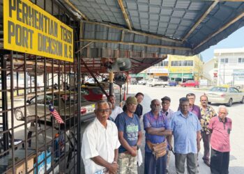 MUSTAPAH Abdullah (tiga dari kanan) bersama ahli Persatuan Kebajikan Tuanpunya dan Pemandu-Pemandu Teksi/Kereta Sewa Daerah Port Dickson di hadapan Perhentian Teksi Port Dickson, semalam. – UTUSAN / NOR SHAFIQAH MOHD GHAZALI