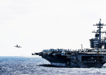 KAPAL induk USS Abraham Lincoln, bersama pasukan serangan CSG kini dilaporkan berada di Lautan Hindi.-AGENSI