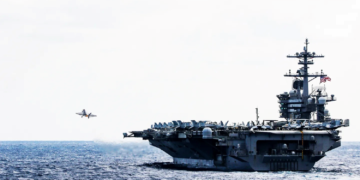 KAPAL induk USS Abraham Lincoln, bersama pasukan serangan CSG kini dilaporkan berada di Lautan Hindi.-AGENSI