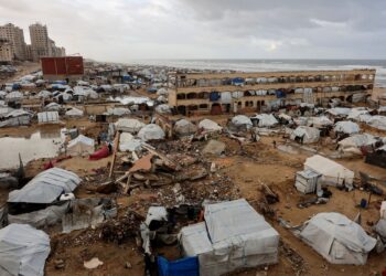 ALI Shaath melambai kepada sebuah keluarga Palestin ketika lawatannya di Kaherah, Mesir.-AFP