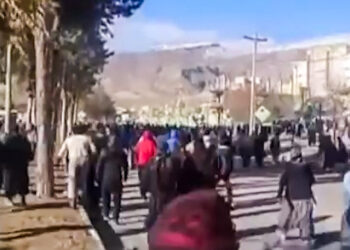 TANGKAP layar video menunjukkan penunjuk perasaan di daerah Malekshahi, wilayah Ilam di barat Iran.-AFP