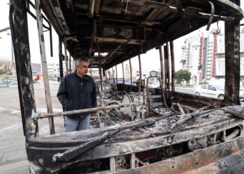 SEORANG lelaki berdiri di sebelah bas yang terbakar di Dataran Sadeghieh di Teheran, Iran.-AFP