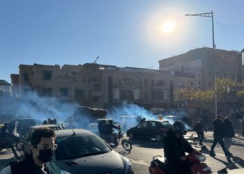 PENUNJUK perasaan berhimpun di jalanan untuk membantah keadaan ekonomi dan kemerosotan mata wang Iran di Teheran.- AFP