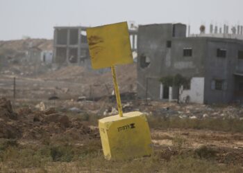 BLOK konkrit yang menandakan garisan kuning sempadan tentera Israel diletakkan di Bureij, tengah Semenanjung Gaza.-AFP
