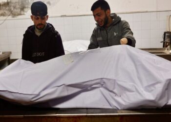 SUASANA hiba menyelubungi bilik mayat ketika ahli keluarga membuat pengecaman mangsa yang terkorban dalam kebakaran di kem pelarian Palestin di Gaza City.- AFP