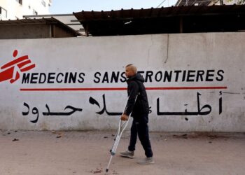 SEORANG penduduk Palestin berjalan menggunakan tongkat menuju ke klinik Doktor Tanpa Sempadan (MSF), di kawasan kejiranan al-Rimal di Gaza City.- AFP