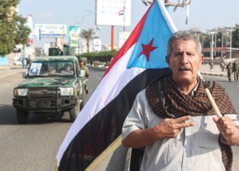 SEORANG lelaki memegang bendera Republik Rakyat Yemen Selatan sempena ulang tahun ke-58 Hari Kemerdekaan Negara di bandar pelabuhan Aden, selatan Semenanjung Arab pada 30 November lalu.- AFP