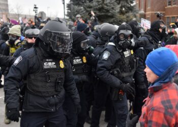 EJEN penguat kuasa persekutuan berdepan penunjuk perasaan antiICE semasa demonstrasi di luar Bangunan Persekutuan Bishop Whipple di Minneapolis, Minnesota.-AFP