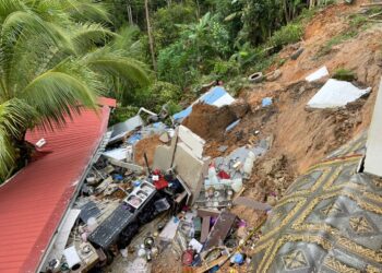 KEADAAN bahagian dapur sebuah rumah di PMP Baru, Sipitang yang musnah akibat tanah runtuh petang tadi.