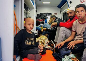 PASUKAN perubatan memindahkan mangsa cedera dan pesakit kanser ke Hospital al-Shifa di Gaza City, dalam inisiatif bersama Pertubuhan Kesihatan Sedunia (WHO) dan Bulan Sabit Merah Palestin, pada 28 Oktober 2024.- AFP