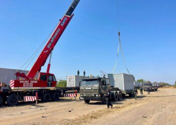 TENTERA Thailand meletakkan kontena dan memasang dawai berduri sebagai halangan sementara, selepas menguasai kawasan sempadan di Ban Nong Chan, wilayah Sa Kaeo.- AGENSI