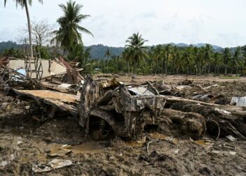 SERPIHAN daripada rumah dan kenderaan bertimbun di kawasan yang musnah akibat banjir dahsyat melanda Kampung Aek Garoga, Tapanuli Selatan di Sumatera Utara.- AFP