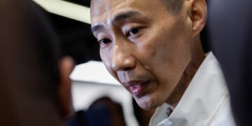 Pengerusi Jawatankuasa Prestasi Persatuan Badminton Malaysia (BAM), Datuk Seri Lee Chong Wei pada perlawanan akhir Kejohanan Badminton Terbuka Malaysia 2026, di Stadium Axiata Arena, di sini semalam. Foto: SHIDDIEQIIN ZON