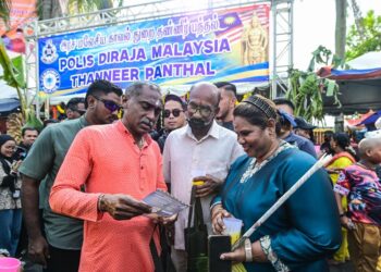 PENGARAH Jabatan Siasatan Jenayah (JSJ) Bukit Aman, Datuk M. Kumar ketika menyantuni masyarakat India pada sidang media Program Kepolisan Komuniti “Thaneer Panthal” bersempena sambutan Thaipusam di Kuil Subramaniar, Batu Caves di sini, hari ini. - UTUSAN/SYAKIR RADIN