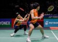 Aksi pasangan beregu lelaki negara, Arif Junaidi dan Yap Roy King ketika menentang pasangan India, Satwiksairaj Rankireddy dan Chirag Shetty pada pusingan keenam belas Kejohanan Badminton Terbuka Malaysia 2026, di Stadium Axiata Arena, di sini hari ini. Foto: SHIDDIEQIIN ZON
