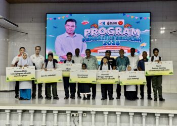 SAIFUDDIN Nasution Ismail (tengah) bergambar bersama sebahagian penerima sumbangan Program Kembali ke Sekolah 2026 di Dewan Seri Serdang, Bandar Baharu.