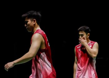 Aksi pasangan beregu lelaki negara, Goh Sze Fei dan Nur Izzuddin ketika menetang pasangan England, Ben Lane dan Sean Vendy pada pusingan keenam belas Kejohanan Badminton Terbuka Malaysia 2026, di Stadium Axiata Arena, di sini hari ini. Foto: SHIDDIEQIIN ZON