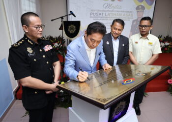 AZAM Baki menyempurnakan Majlis Penyerahan Projek dan Majlis Perasmian Pusat Latihan Asas Akademi Pencegahan Rasuah Malaysia di Bandar Enstek, Negeri Sembilan semalam.