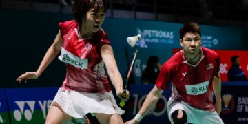 Aksi pasangan beregu campuran negara, Goh Soon Huat dan Shevon Lai ketika menentang pasangan Amerika Syarikat, Presley Smith dan Jennie Gai pada pusingan keenam belas Kejohanan Badminton Terbuka Malaysia 2026, di Stadium Axiata Arena, di sini hari ini.-UTUSAN/SHIDDIEQIIN ZON