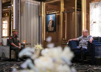 SULTAN Ibrahim menerima menghadap Azhan Md. Othman di Istana Bukit Tunku, Kuala Lumpur hari ini.