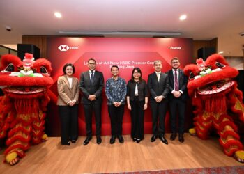 LINDA YIP (tiga dari kanan) bersama Ahli Parlimen Petaling Jaya, Lee Hian Chong (tengah) dan Ketua Pegawai Eksekutif HSBC Bank Malaysia, Datuk Omar Siddique (kiri sekali) pada Majlis Pelancaran HSBC Premier Centre di Petaling Jaya hari ini.