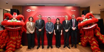 LINDA YIP (tiga dari kanan) bersama Ahli Parlimen Petaling Jaya, Lee Hian Chong (tengah) dan Ketua Pegawai Eksekutif HSBC Bank Malaysia, Datuk Omar Siddique (kiri sekali) pada Majlis Pelancaran HSBC Premier Centre di Petaling Jaya hari ini.