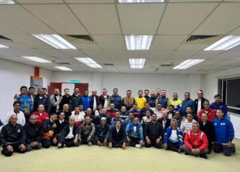 TUANKU Syed Faizuddin Putra Jamalullail (belakang, tengah) berkenan merakamkan gambar bersama pada Majlis Jamuan Makan Malam Penutup Tirai Kayuhan MAIPs Peduli 2025 di Bangunan Darul Qada' Tuanku Syed Sirajuddin, Jabatan Kehakiman Syariah Perlis.-UTUSAN