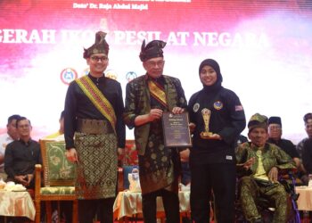ANWAR Ibrahim menyampaikan Anugerah Ikon Pesilat Negara kepada Nur Izyanie Mysarah Noor Izham pada Majlis Penutup Himpunan Gema Pendekar Madani Zon Utara dan Kejuaraan Silat Terbuka Piala Pendekar Utama Negara Dato’ Dr. Raja Abdul Majid di Sungai Petani, hari ini. -UTUSAN/ SHAHIR NOORDIN