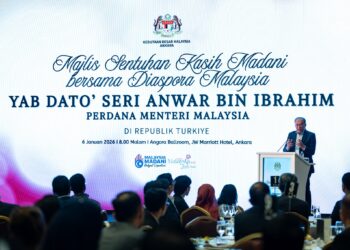 ANWAR Ibrahim menyampaikan ucapan dan beramah mesra bersama diaspora Malaysia di Turkiye semasa Majlis Sentuhan Kasih Madani di Ankara. - PEJABAT PERDANA MENTERI
