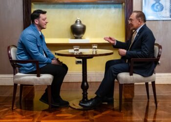 YAB Perdana Menteri, Dato' Seri Anwar Ibrahim berkesempatan menerima kunjungan bekas bintang Arsenal, Mesut Özil di Istanbul semasa lawatan kerja rasmi YAB Perdana Menteri di Repuklik Turkiye. 8 Januari. IZZUDDIN ABD RADZAK/Pejabat Perdana Menteri.

NO SALES; NO ARCHIVE; RESTRICTED TO EDITORIAL USE ONLY. NOTE TO EDITORS: This handout videos may only be used for editorial reporting purposes for the contemporaneous illustration of events, things or the people in the visual or facts mentioned in the caption.