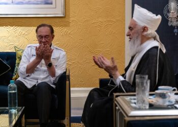 ANWAR Ibrahim menerima kunjungan hormat Imam Besar Masjid Al-Aqsa, Ali Umar Yaqub Abbasi di Kompleks Seri Perdana. - JABATAN PERDANA MENTERI