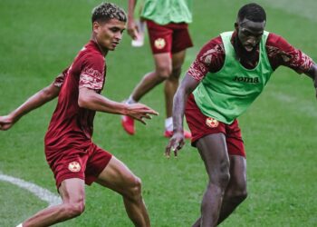 Mahame Siby (kanan) sudah turun menjalani latihan bersama Selangor FC.- IHSAN SFC