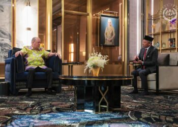 SULTAN Ibrahim menerima mengadap Fadlun Mak Ujud di Istana Bukit Tunku, Kuala Lumpur hari ini.