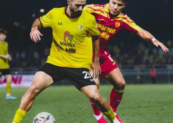 PEMAIN Negeri Sembilan FC, Oday Kharoub diasak pemain Selangor FC, Nooa Laine pada aksi Liga Super 2025/26 di Stadium Majlis Perbandaran Petaling Jaya(MBPJ), sebentar tadi-IHSAN FB SFC