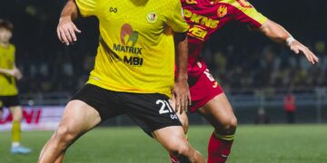 PEMAIN Negeri Sembilan FC, Oday Kharoub diasak pemain Selangor FC, Nooa Laine pada aksi Liga Super 2025/26 di Stadium Majlis Perbandaran Petaling Jaya(MBPJ), sebentar tadi-IHSAN FB SFC