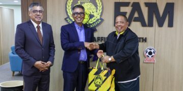 Abu Bakar Hamzah (kanan) ketika mengadakan pertemuan dengan Pemangku Presiden FAM, Datuk Mohd Yusoff Mahadi.-IHSAN FAM