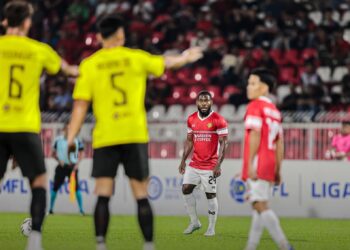 KRW terlalu bergantung kepada Emmanuel Mbarga ketika tumpas o-2 kepada DPMM FC dalam aksi pertama pusingan 16 Piala Malaysia, kelmarin.-IHSAN KRW