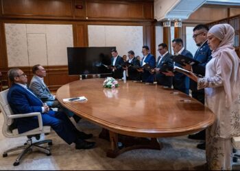 TUJUH setiausaha politik baharu mengangkat sumpah di hadapan Anwar Ibrahim. Gambar: Media Sosial